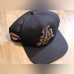 Pro Standard Los Angeles Lakers Team Logo SnapBack Hat Black / 30% wool